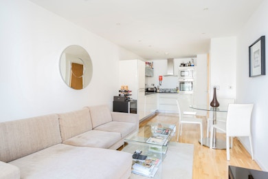 Luxuriously spacious 1 bed in the fabulous Ability Place development in South Quay